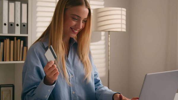 Carte bancaire ado : les meilleures options pour 2024